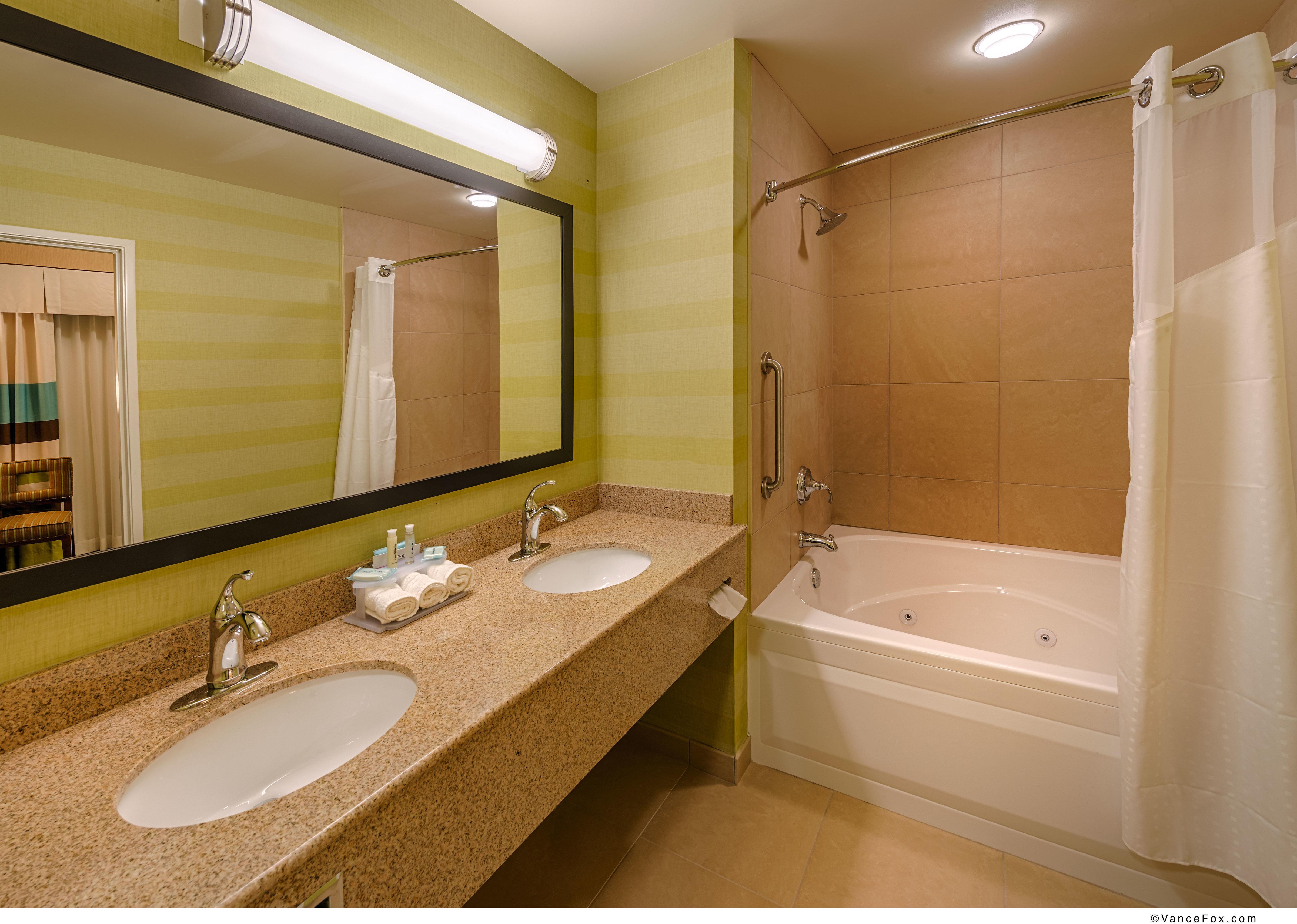 Holiday Inn Express & Suites / Red Bluff - South Redding Area, An Ihg Hotel Exteriör bild
