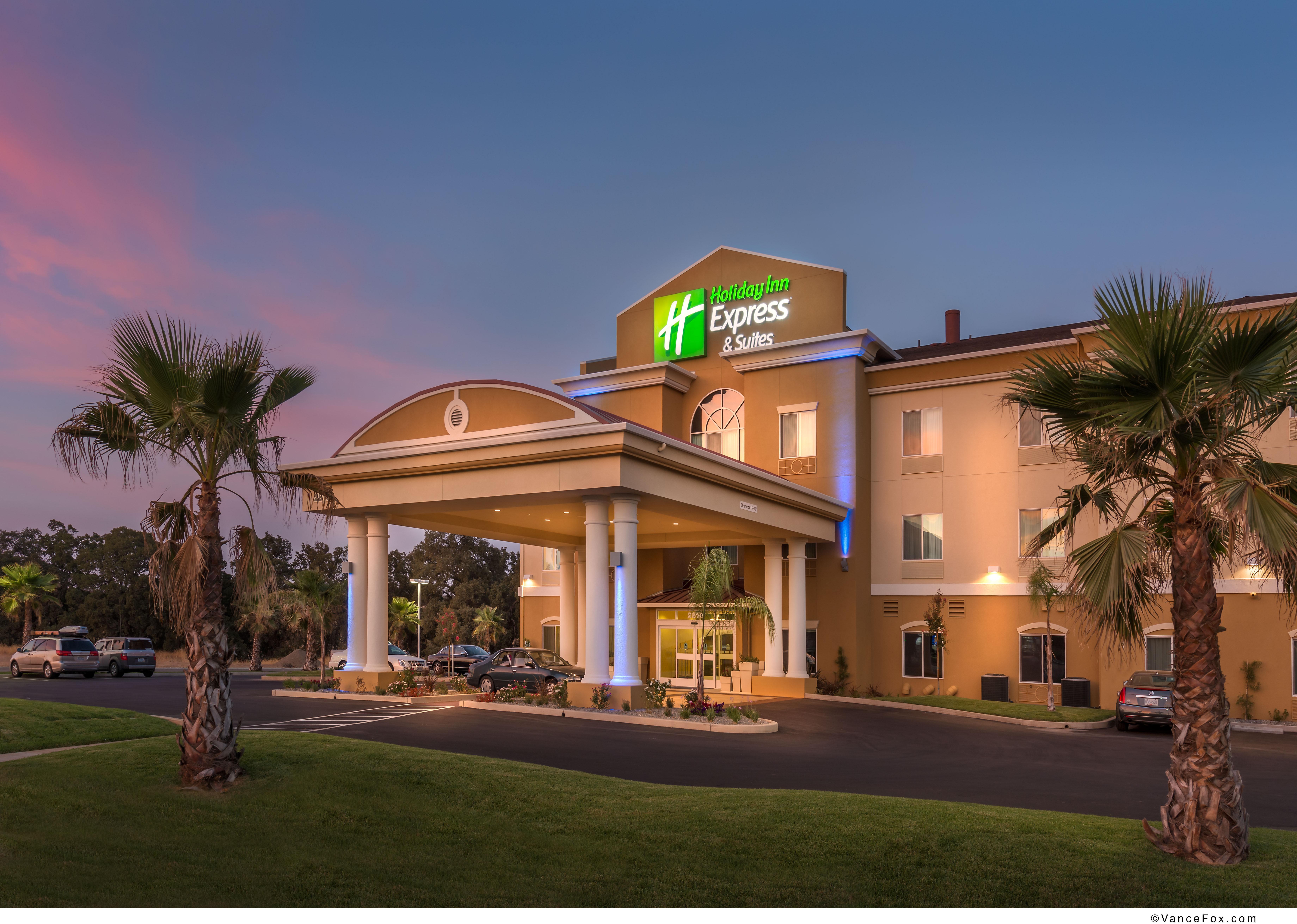 Holiday Inn Express & Suites / Red Bluff - South Redding Area, An Ihg Hotel Exteriör bild